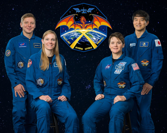 Kirill Peskov, Nicole Ayers, Anne McClain e Takuya Onishi nella foto ufficiale della missione Crew-10 (Foto NASA/Bill Stafford/Helen Arase Vargas)