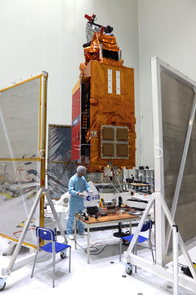 Il satellite Biomass durante la fase di preparazione (Foto cortesia ESA)