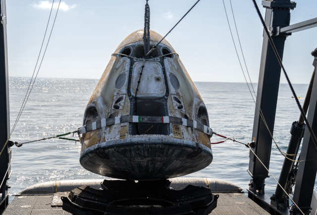 La navicella spaziale Crew Dragon Resilience caricata sulla nave "MV Shannon" alla fine della missione Fram2 (Immagine cortesia SpaceX)