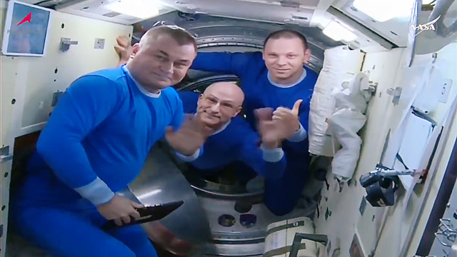 Alexey Ovchinin, Don Pettit e Ivan Vagner entrano nella navicella spaziale Soyuz MS-26 (Immagine NASA+)