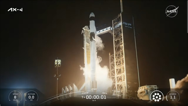 La navicella spaziale Crew Dragon Grace decolla su un razzo vettore Falcon 9 per iniziare la missione Ax-4 (Immagine NASA)