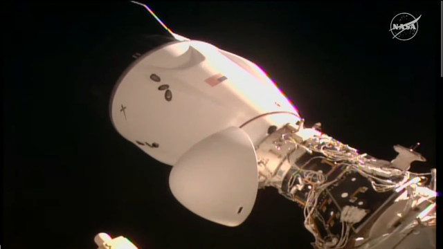 La navicella spaziale Crew Dragon Endeavour attraccata al modulo Harmony della Stazione Spaziale Internazionale nella missione Crew-11 (Immagine NASA+)