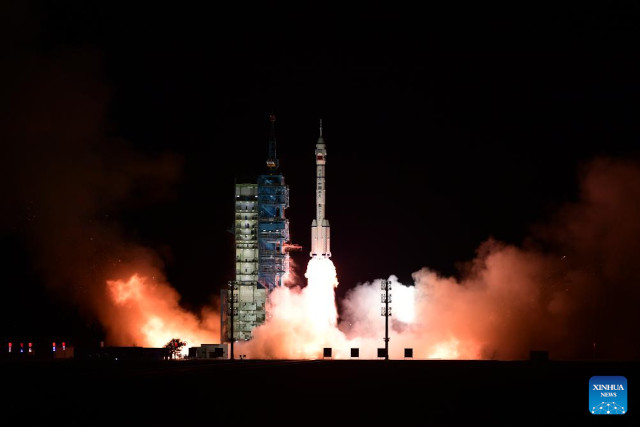 La navicella spaziale Shenzhou 21 decolla su un razzo vettore Long March-2F (Foto cortesia Xinhua)