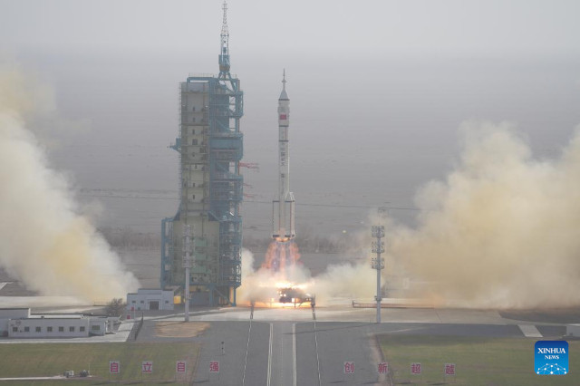 La navicella spaziale Shenzhou 22 decolla su un razzo Long March-2F (Foto cortesia Li Minggang/Xinhua)