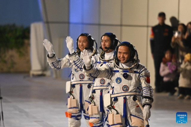 L'equipaggio della missione Shenzhou 21: Zhang Lu, Wu Fei e Zhang Hongzhang (Foto cortesia Xinhua/Lian Zhen)
