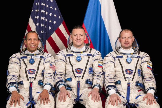 L'equipaggio della navicella spaziale Soyuz MS-28: Chris Williams, Sergey Kud-Sverchkov e Sergey Mikaev (Foto cortesia GCTC)