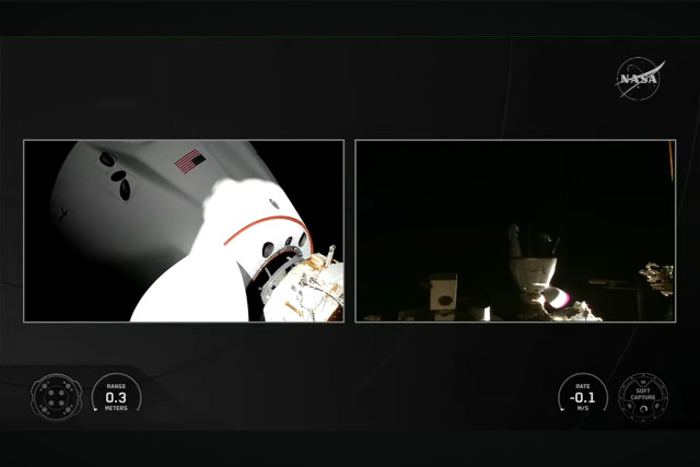 Viste della navicella spaziale Crew Dragon Freedom mentre attracca alla Stazione Spaziale Internazionale nella missione Crew-12 (Immagine NASA+)
