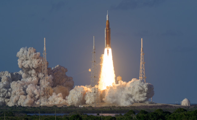 Lo Space Launch System decolla con la navicella spaziale Orion Integrity (Foto NASA/Bill Ingalls)