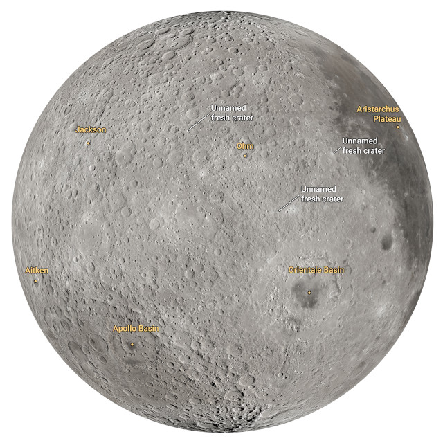 La Luna con l'indicazione dei nuovi crateri individuati (Immagine NASA)