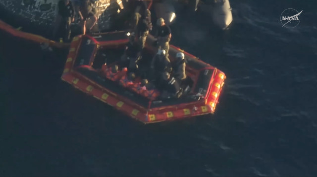 L'equipaggio della missione Artemis II su una zattera gonfiabile (Immagine NASA)