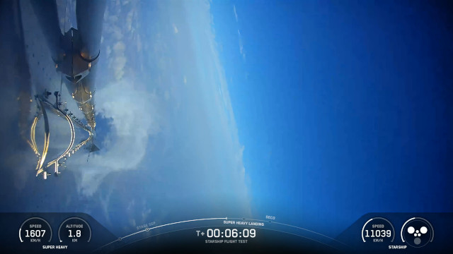SuperHeavy 19 al momento dell'ammaraggio (Immagine cortesia SpaceX)
