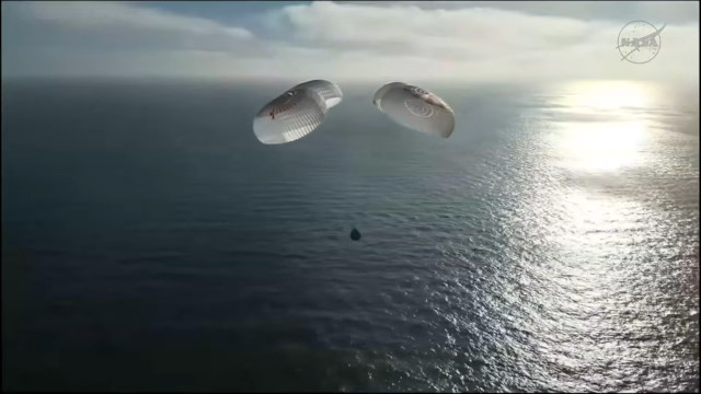 La navicella spaziale Crew Dragon Freedom all'ammaraggio alla fine della missione Crew-12 (Immagine NASA+)