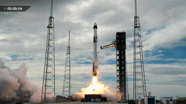 La navicella spaziale Crew Dragon Grace decolla su un razzo Falcon 9 per iniziare la missione Crew-13 (Immagine NASA+)